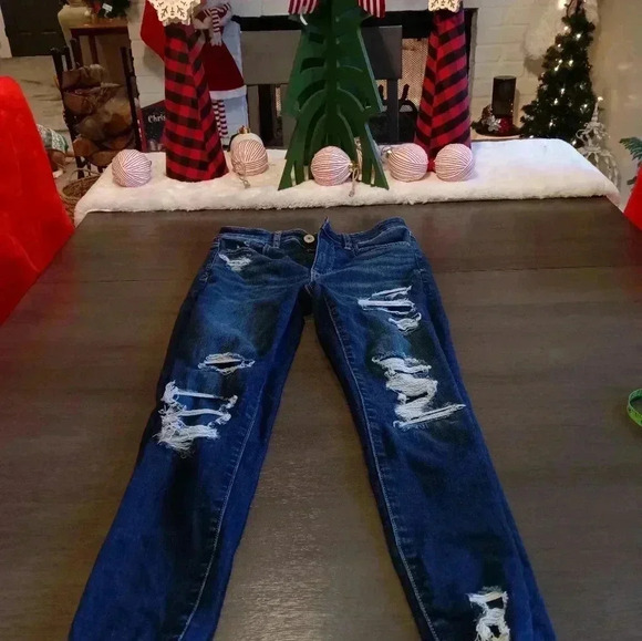 American Eagle women's Distressed Blue Jeans. Size 4. Like new - Picture 2 of 9